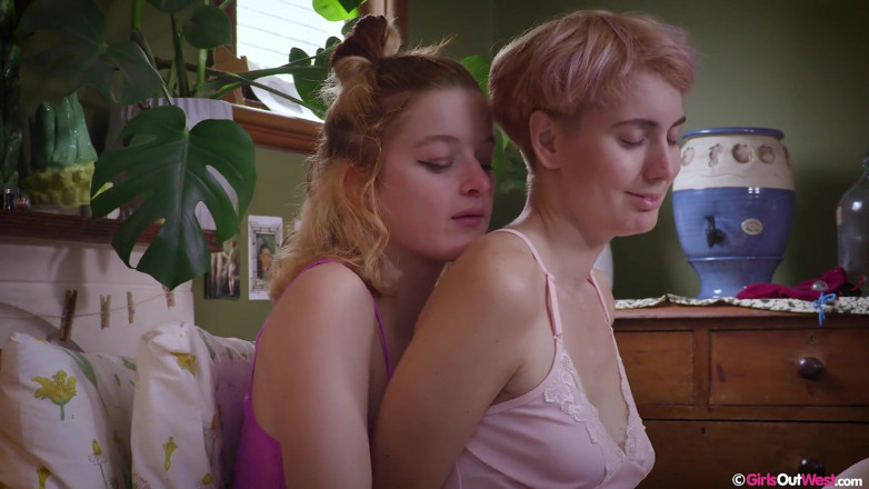 Girls Out West: Peludas lésbicas Jessie e Ray brincam com plugs anal e...