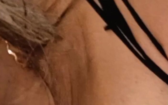 Sofixxx: La matrigna di 70 anni aspetta il suo uomo in lingerie...