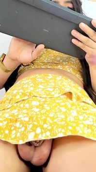 Piękna Aline flirtuje i bawi się swoim dużym, gęstym kutasem