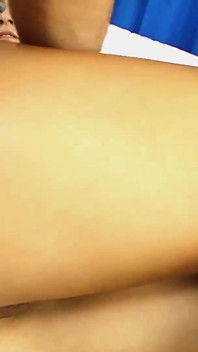 Lesya vingert haar clit tot een orgasme terwijl ze haar kontgaatje gaapt en gevuld krijgt