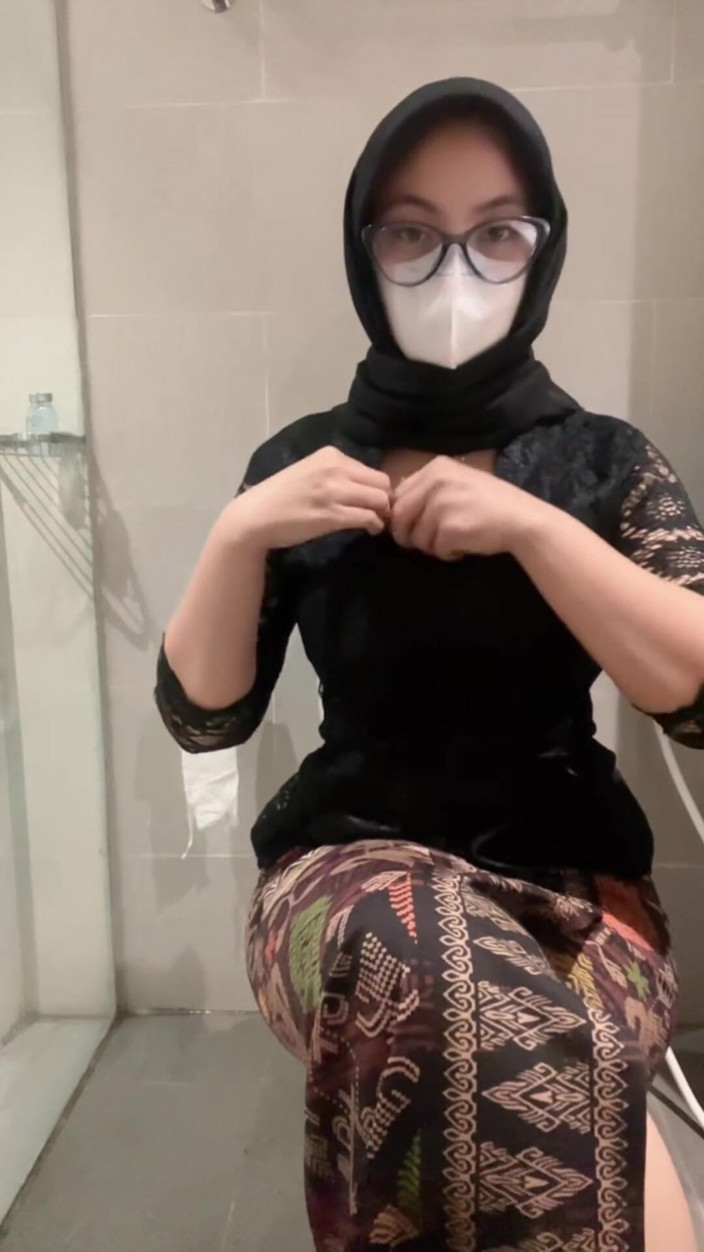 Biancaid: Gadis Hijab Kebaya Putih Seksi Bermain Di Tandas Sehingga Memancut