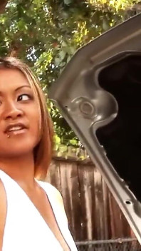 La sexy teen asiatica Leilani viene scopata da un tedesco in un appuntamento e riceve una sborrata