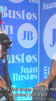 Lesbico Duo v akci Jízda na fuckmachine k orgasmu na podcastu Juan Bustos