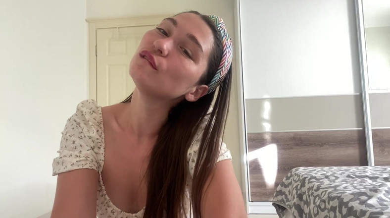 SexyMissMe: söt hårig brud vill på ditt ansikte