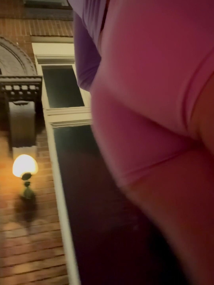 CindieLove: 핫한 Sissy 다운타운 공공 딜도 보도 후장 섹스