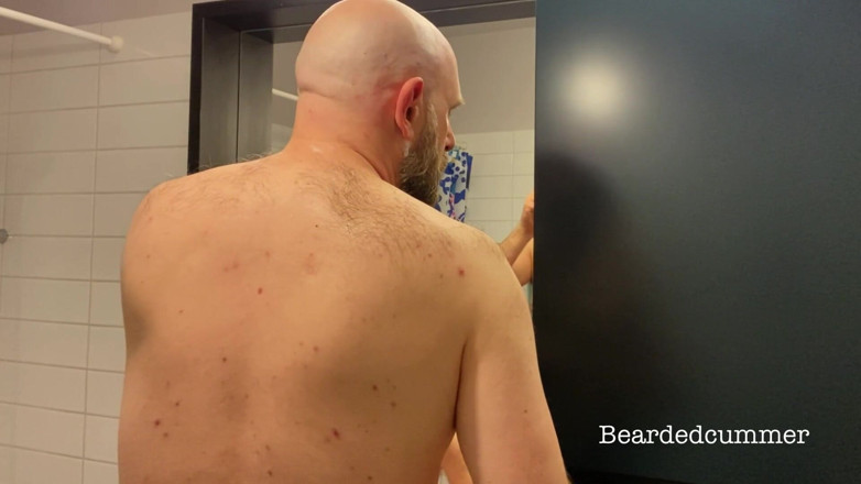 Beardedcummer: Papi oso se afeita la cabeza calva, sin semen