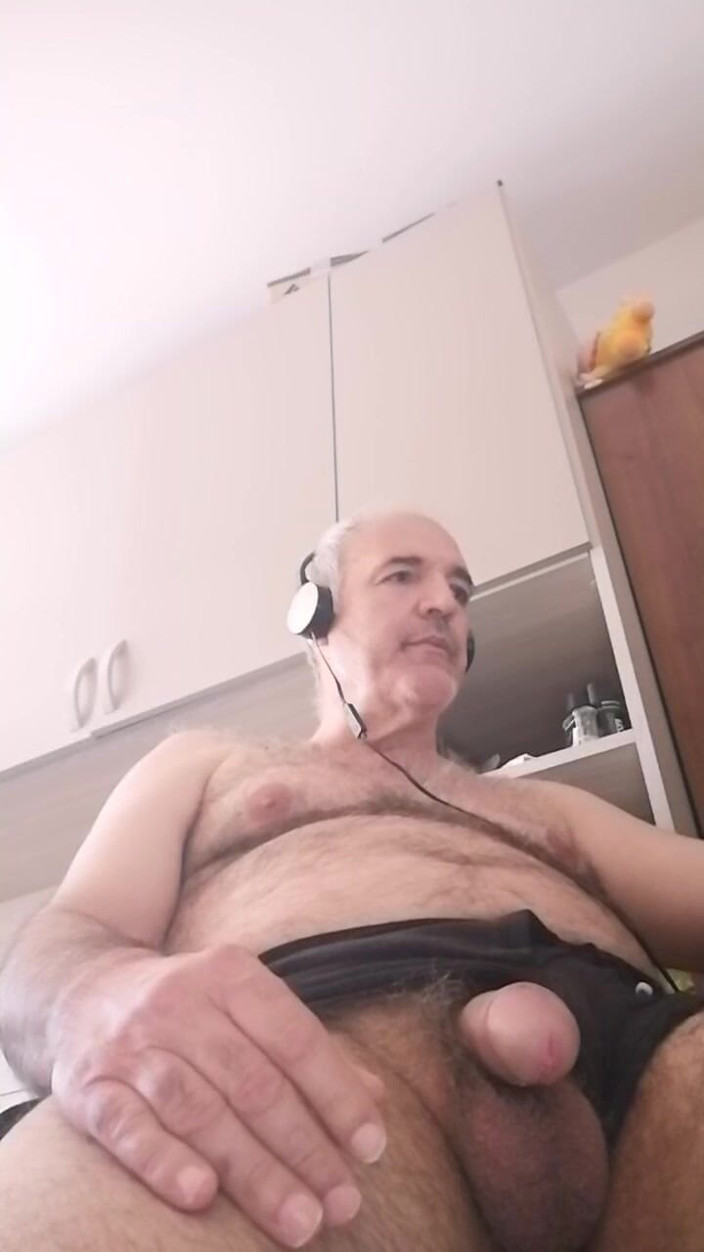 Setesesso7: Îmi masturbez penisul tare, bucurându-mă ca un porc uitându-mă la...