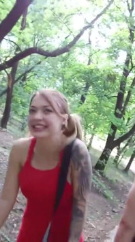 Misha Maver ormanda Christian Clay tarafından arkadan sikiliyor