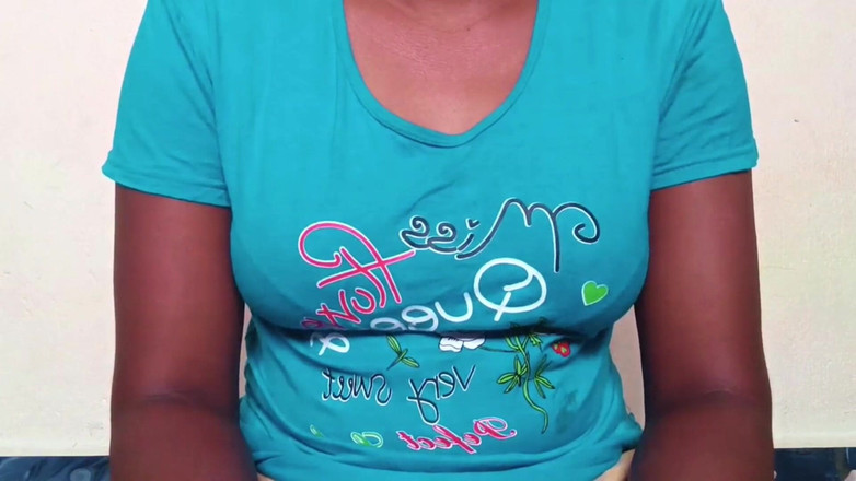 Ammukutty88: Ammu Menunjukkan Buah dada dengan Urut minyak