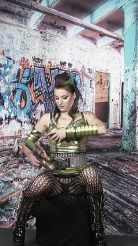 Victoria Daniels - 405 - Photoshoot Backstage