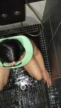 Sexi Wife Taking Enormous Load of Piss on Face