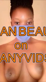 Ebony Bagzkizz introducing her dildo's