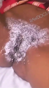 Bărbierind pizda mare a fostei mele iubite cu cremă pentru ca noi să avem o partidă grozavă de sex fierbinte