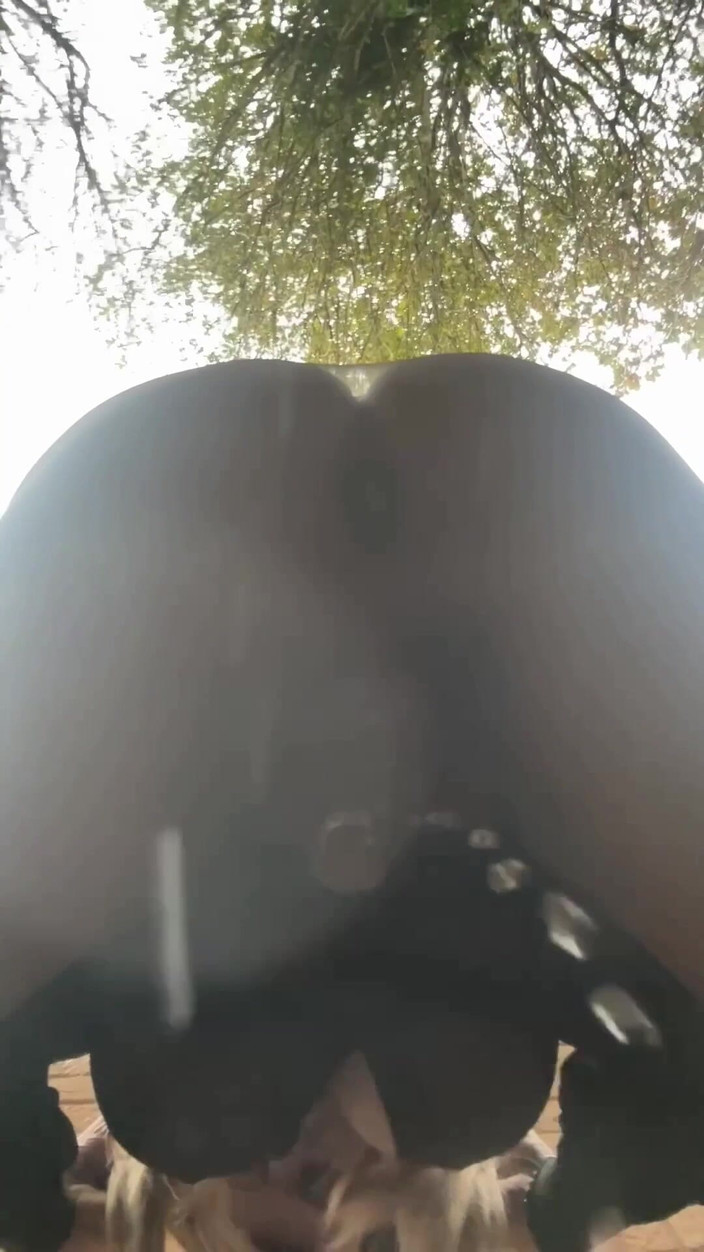 Kellycd2022: Sexy Crossdresser Kellycd2022 v černých sexy hladké punčocháče, černé šaty a muly za...