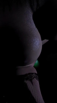 Ela cavalga um enorme vibrador no chuveiro