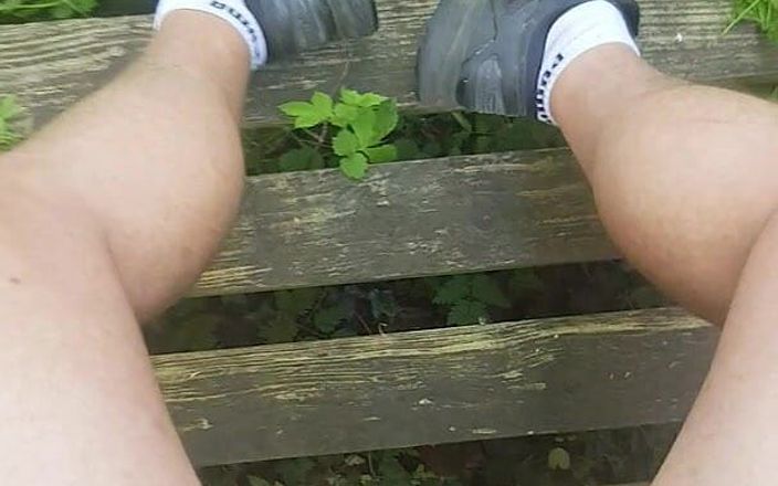 Skittle uk: Bắn tinh ào ạt trên đôi chân trần của tôi trong rừng