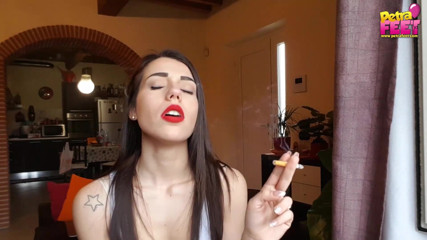Smokin Fetish: Verleidelijke Italiaanse babe Petra houdt van sigaren