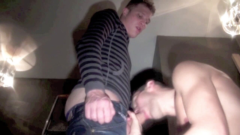 Crunch Boy: Adrian wird von Kameron Frost gefickt