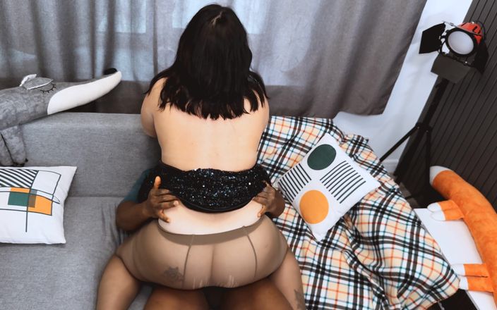 Pantyhose me porn videos: Baculatá brunetka v punčochách dostane creampie do kundičky černochem