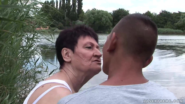Mature Climax - 100% Mature Videos: Збуджена бабуся відтрахана і наповнена спермою в рот на відкритому повітрі