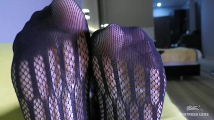Mistress Legs: Пальцы ног колышутся в черном сетчатом боди