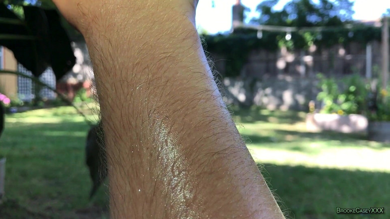 Brooke Casey: Adora el sudor en mi cuerpo peludo