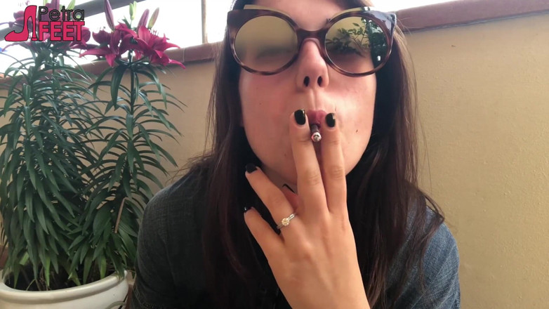 Smokin Fetish: Cô ấy thích hút thuốc ngoài trời