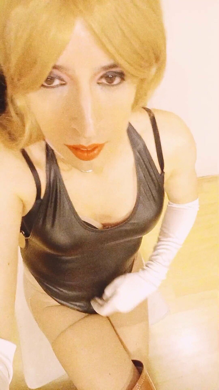 Tammy sissy slave: Sissy masturbuje v černých plavkách