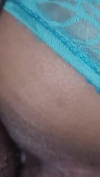 MILF MILF twerks hennes röv, erbjuder sin fitta och får mycket sperma i sitt öppna hål