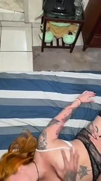 Pulchna ruda i gorąca brunetka dzieliły tego samego kutasa