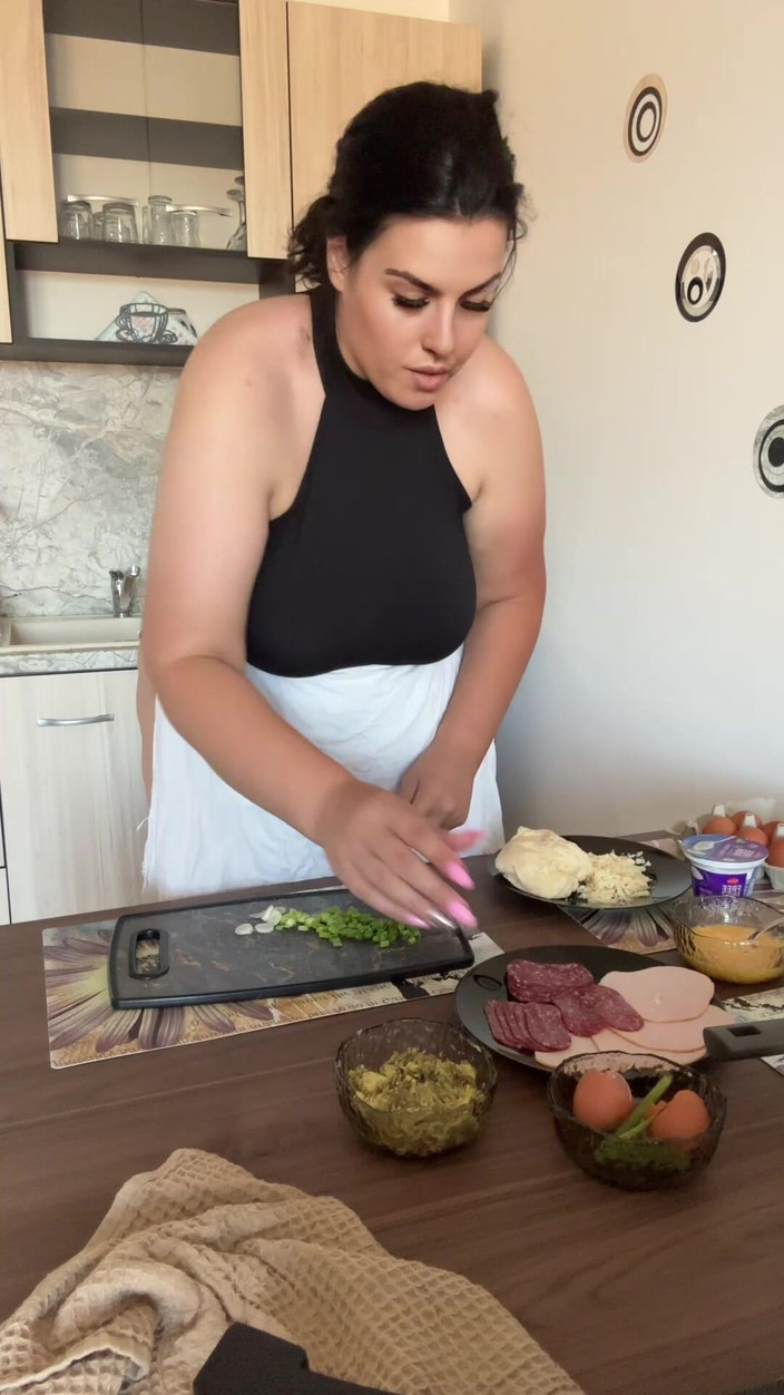 Young_strawberry: Ibu tiri memasak blooper dari chef ke bencana