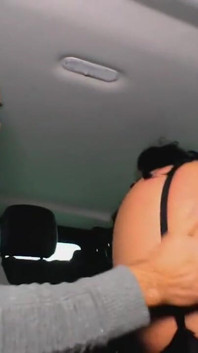 Une MILF badass chevauche dans une voiture pour une bonne pipe et baise