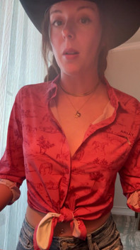 Une amazone sexy te fait un coaching masturbatoire