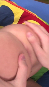 Blondýnka s ponytails tvrdě šuká na gauči