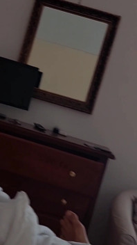 Selena的脱衣姿势