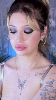 Fetish bibir glitter gloss menggoda dengan bibir montokku