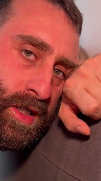 Dz a éjaculé sur ma barbe