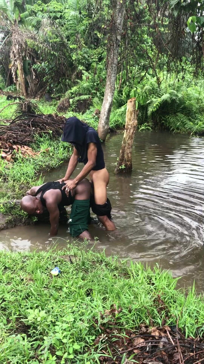 Sexylary: Bir bataklık nehrinin içinde çalılarla seks yaparken yakalanan Nijeryalı oğlanlar