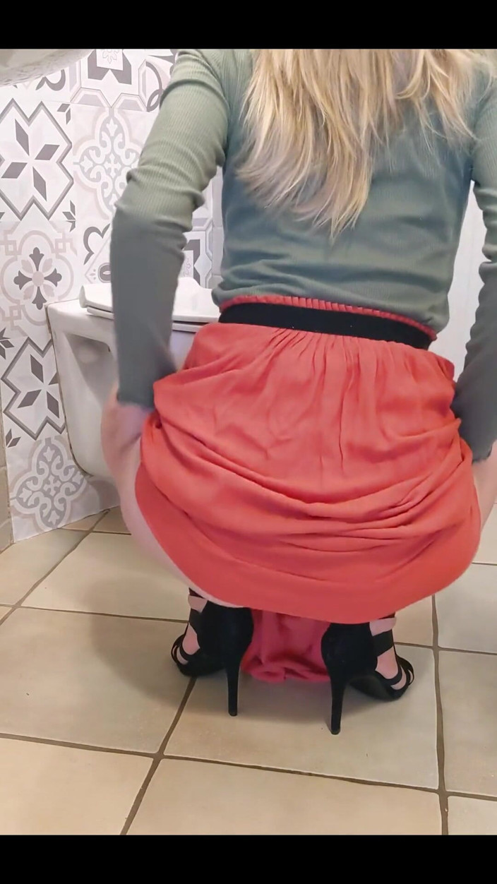 Lilux69: Mijando no banheiro