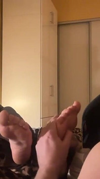 Užívám si masáž nohou a čichá mi boty