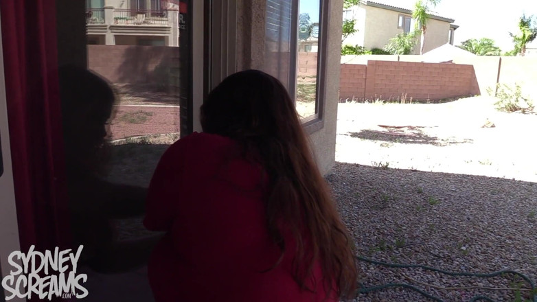 Sydney screams fetish: Fatty se queda atrapada en la puerta - Wmv
