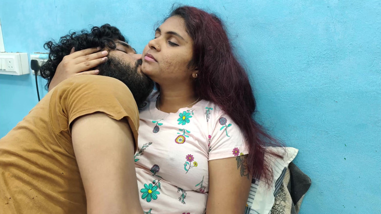 Vaigavarun45: T-shirt und rock, heiße romantische lippe lockt im schlafzimmer, romantik