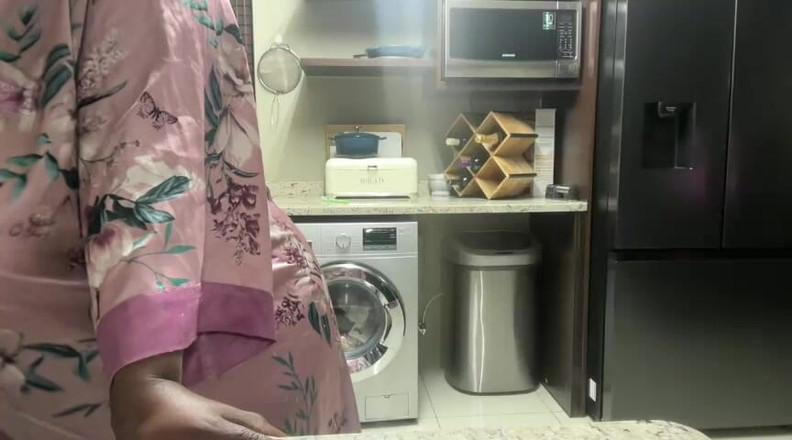 Legendary Booty Overdose: Milf ebano geme e spogliarello in cucina