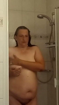 Dospělá žena s malými prsy a velkým zadkem ve sprše