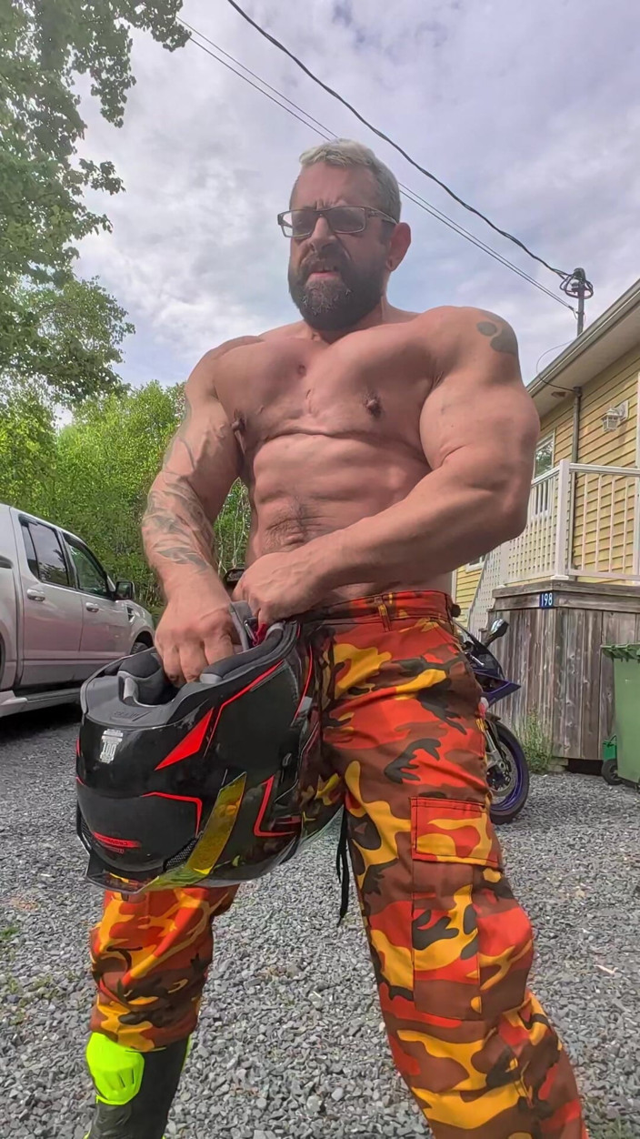 Bruiser Bearwood: Ich spiele mit meinem Motorrad helm