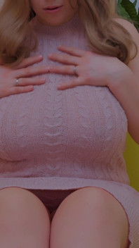 쪼이는 드레스를 입은 통통한 밀프가 다리를 벌려