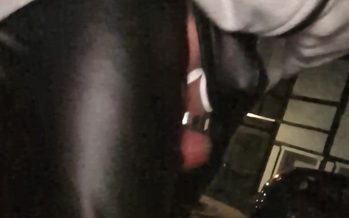 kinkygaynudist: Mann geht nach draußen und zeigt seine eier