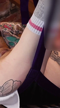 Fisting memek istri yang penurut sampai orgasme dan crot di dalam memeknya