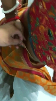 Tante seksi india dengan kain siri dientot habis-habisan sambil pakai kain siri