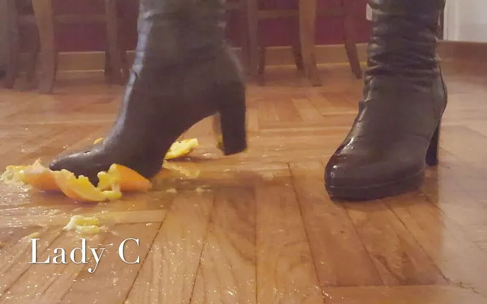 Lady Claudia: Crushing oranges